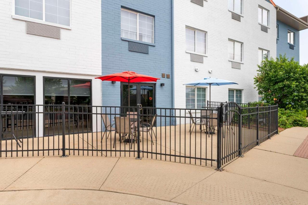 Comfort Suites Елгин Екстериор снимка