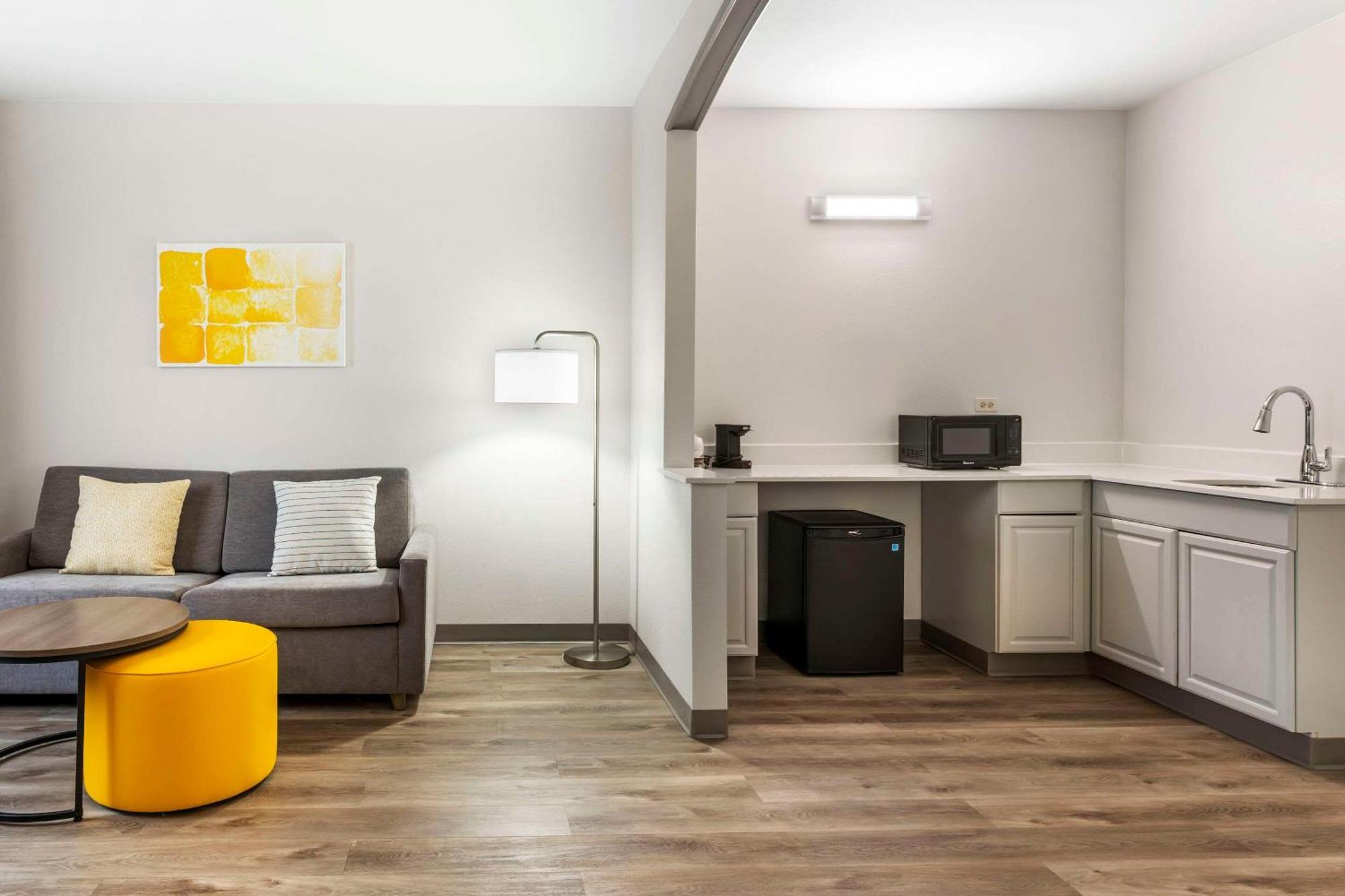 Comfort Suites Елгин Екстериор снимка