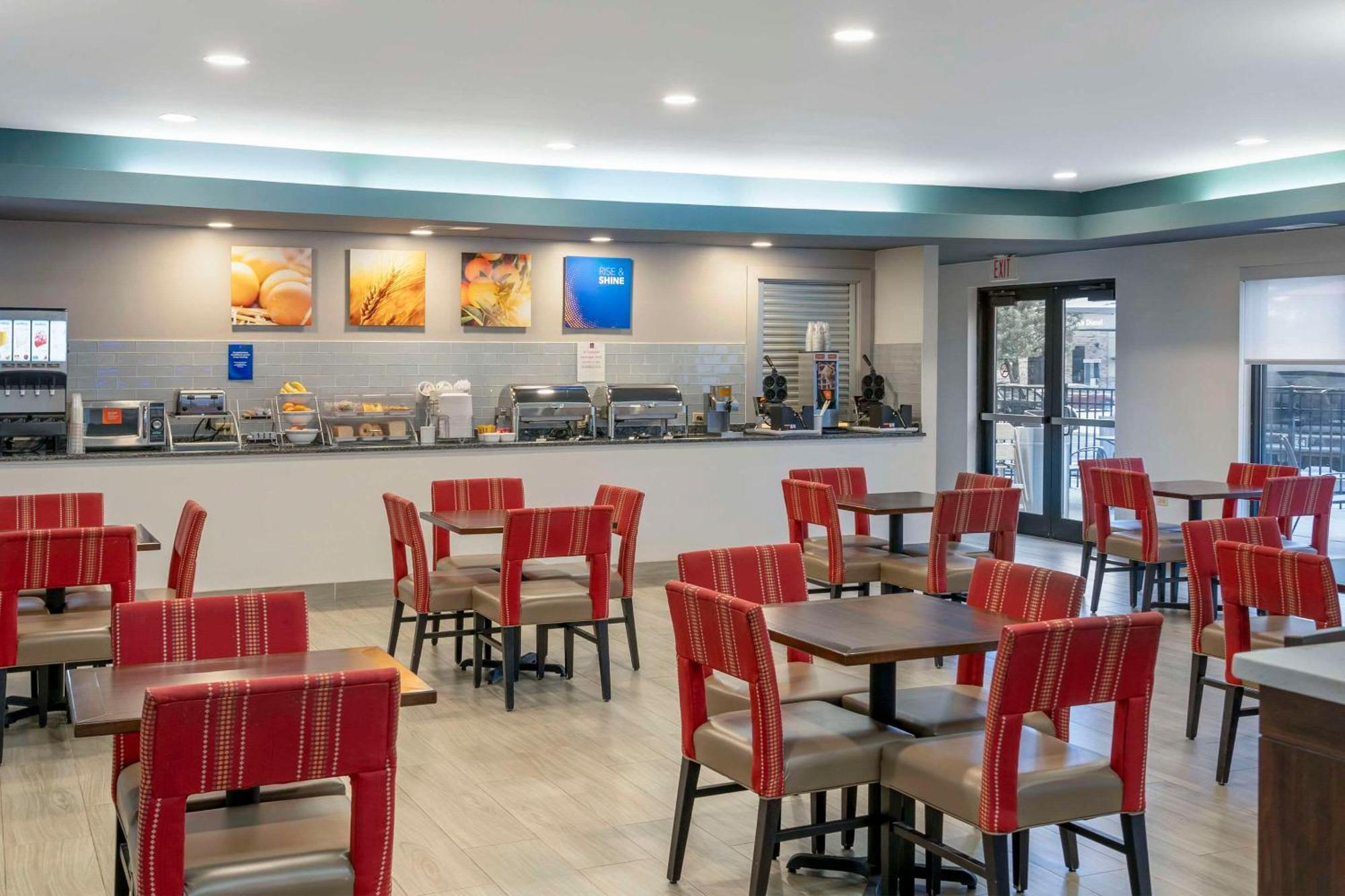 Comfort Suites Елгин Екстериор снимка