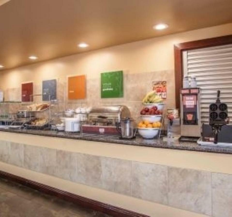 Comfort Suites Елгин Екстериор снимка